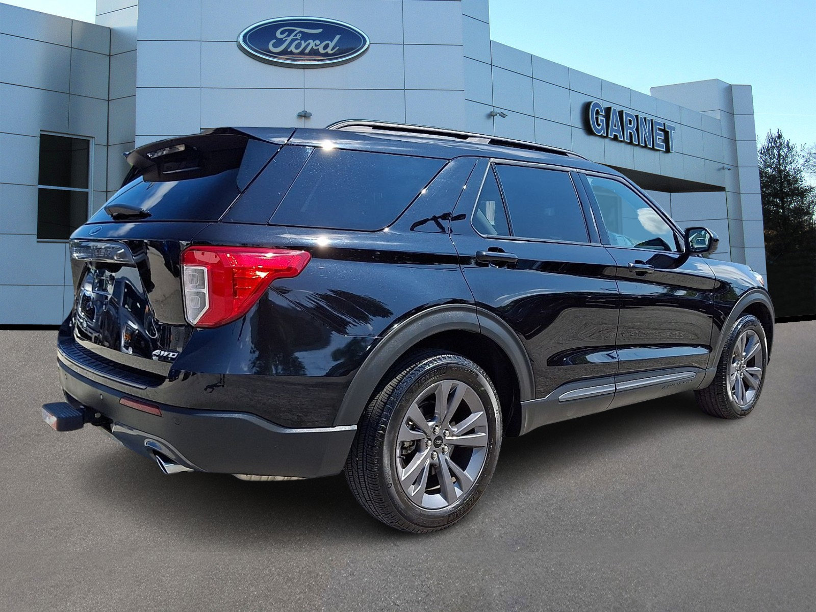 Certified 2024 Ford Explorer XLT w/ Equipment Group 202A AWD/4WD image 8