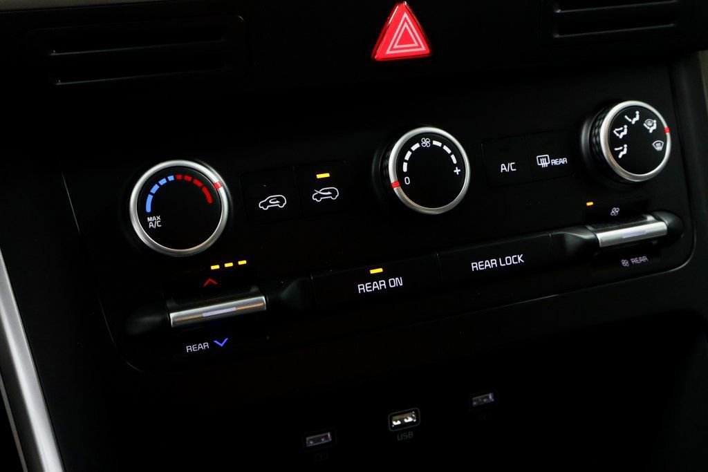 Used 2024 Kia Carnival LX image 30