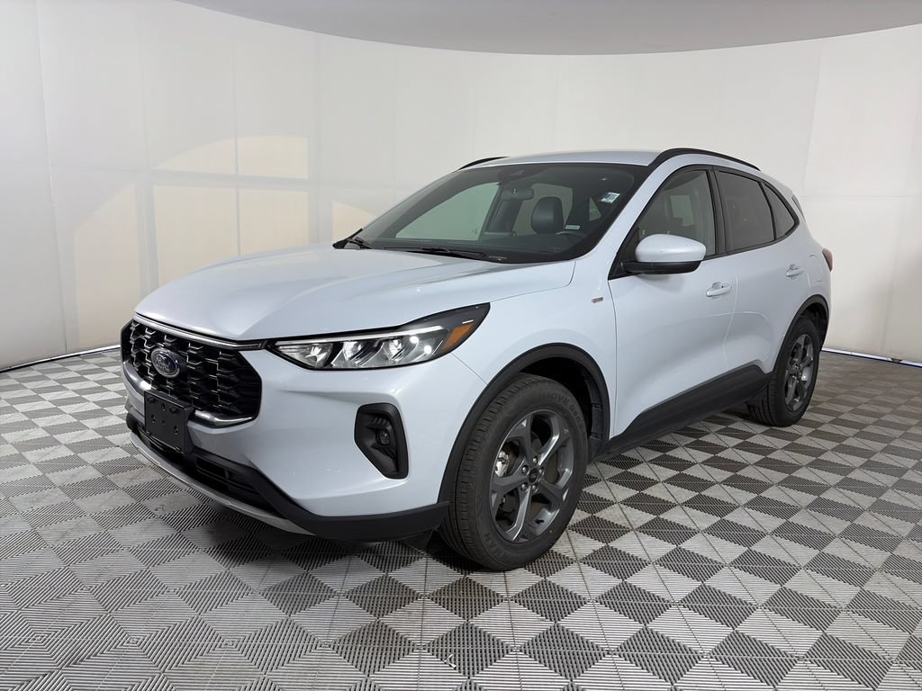 Certified 2025 Ford Escape ST-Line Select AWD/4WD image 3