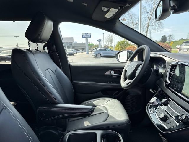 Used 2025 Chrysler Pacifica Select image 11