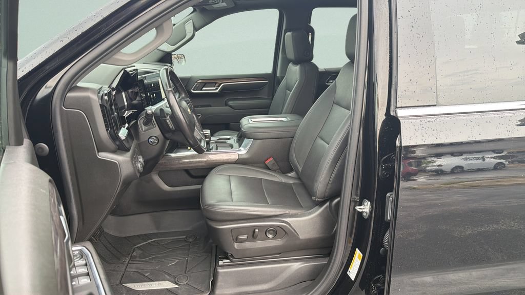 Used 2022 Chevrolet Silverado 1500 LTZ w/ LTZ Premium Package AWD/4WD image 4