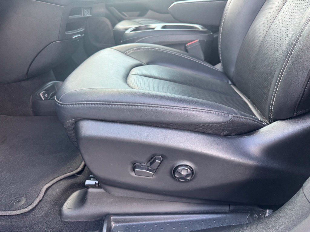 Used 2025 Chrysler Pacifica Select FWD image 6