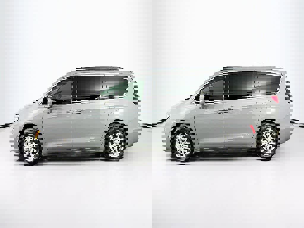 Used 2022 Chrysler Pacifica Touring-L image 2