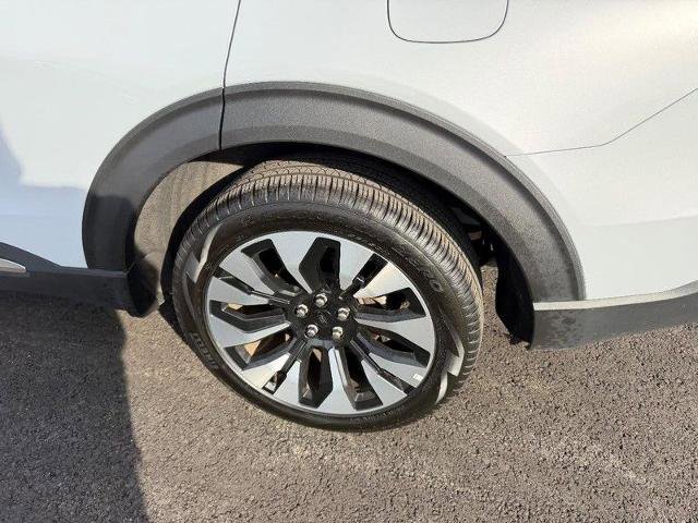 Certified 2025 Ford Explorer Platinum w/ LUX Leather Package image 9