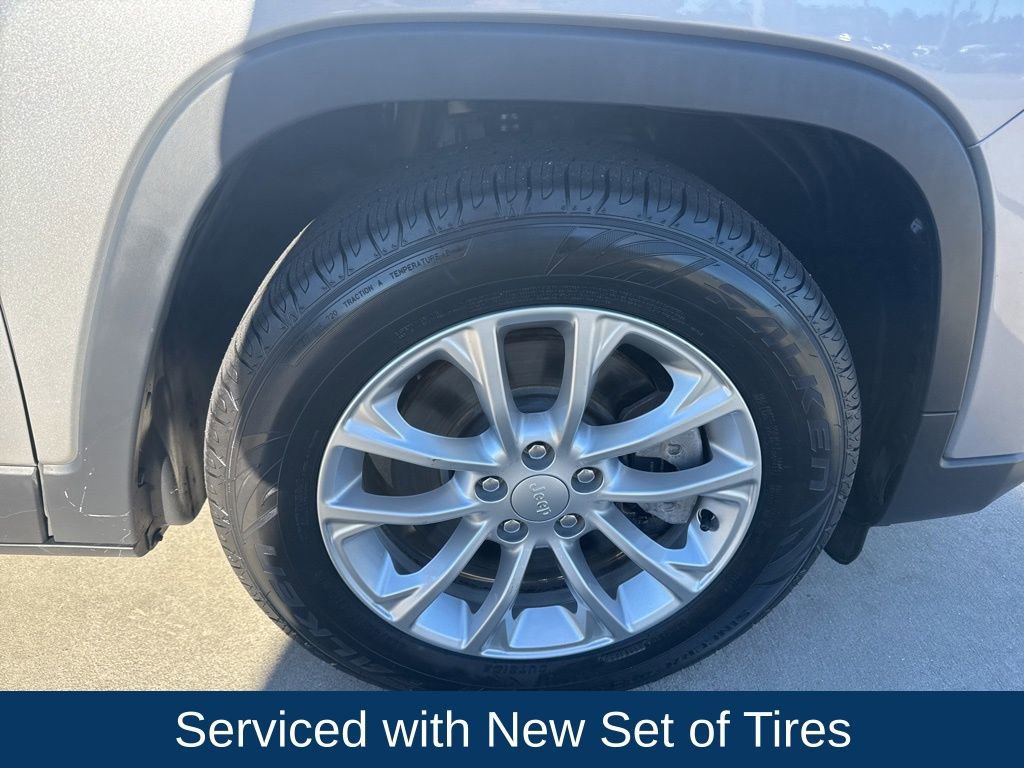 Used 2019 Jeep Cherokee Latitude w/ Popular Appearance Group image 9