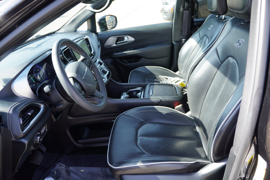 Used 2025 Chrysler Pacifica Limited FWD image 15