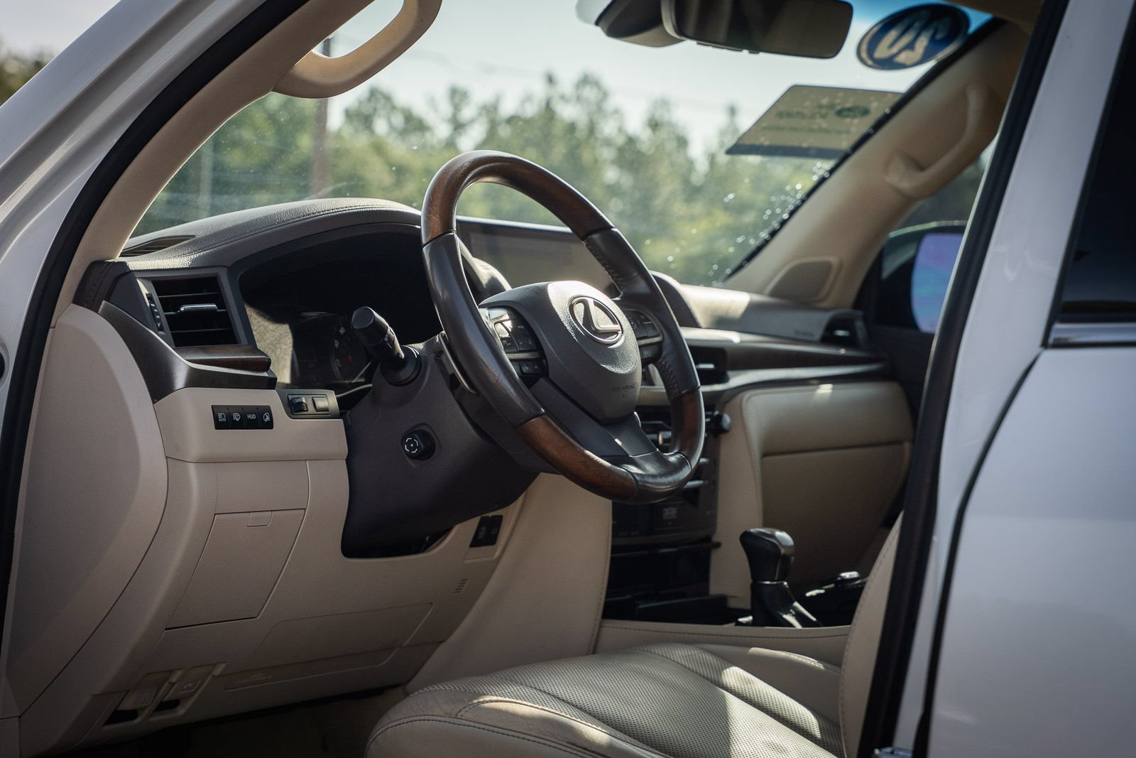 Used 2020 Lexus LX 570 4WD w/ Luxury Package image 26