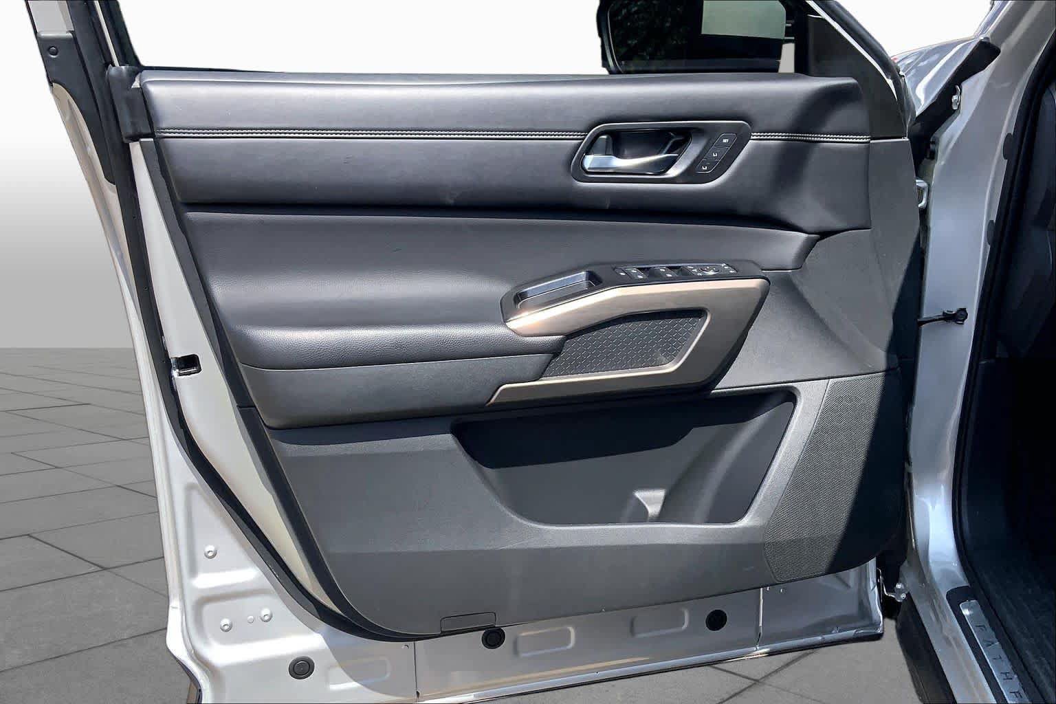 Used 2024 Nissan Pathfinder Platinum FWD image 21
