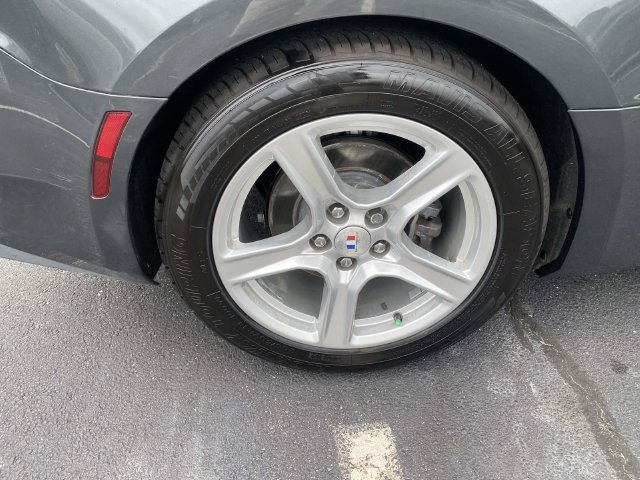 Used 2018 Chevrolet Camaro LT RWD image 9