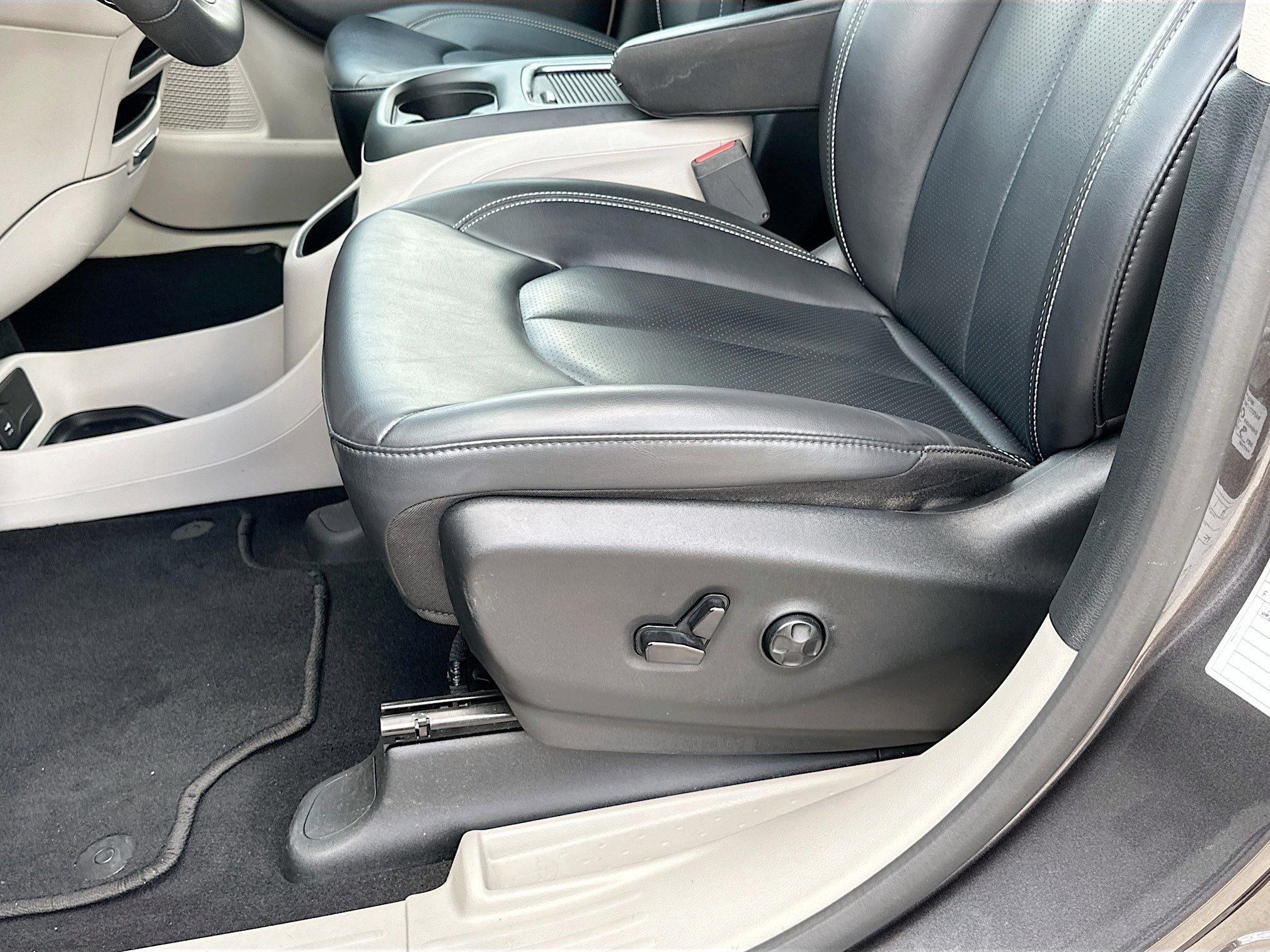 Used 2023 Chrysler Pacifica Touring-L FWD image 18