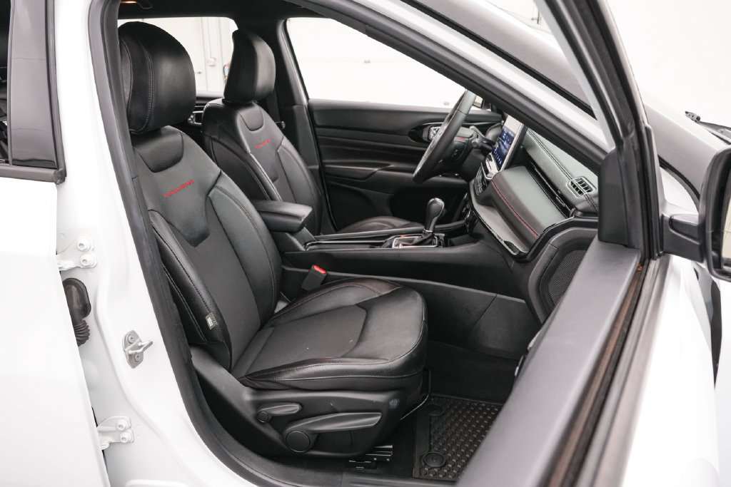 Used 2025 Jeep Compass Trailhawk AWD/4WD image 24