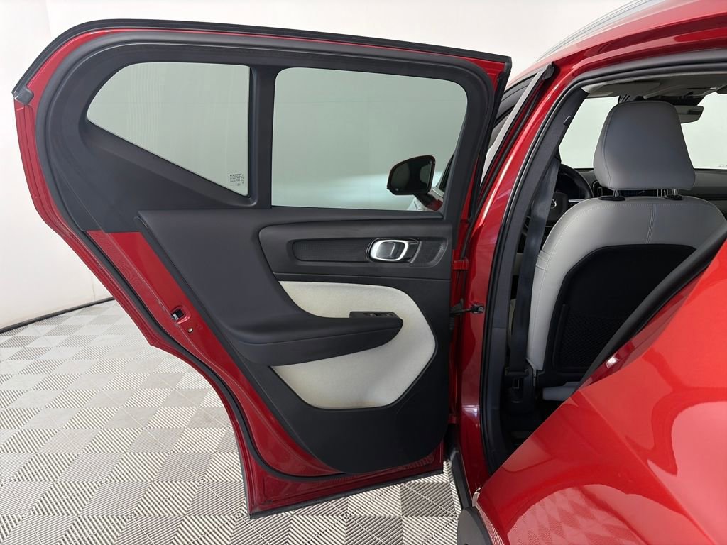 Used 2022 Volvo XC40 T5 Inscription image 12