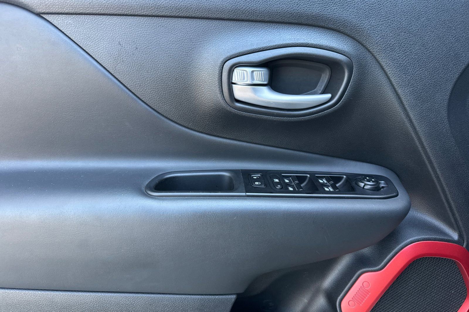 Used 2023 Jeep Renegade Trailhawk AWD/4WD image 10