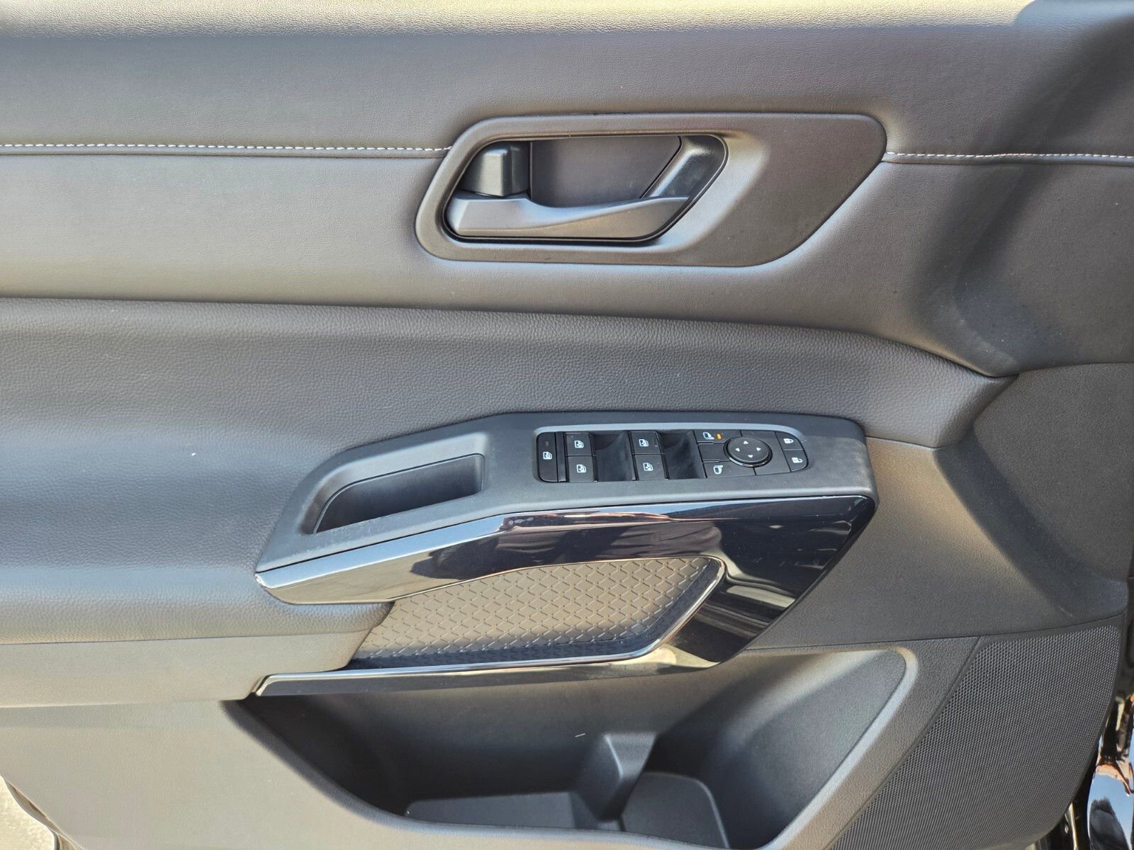 Used 2024 Nissan Pathfinder S FWD image 18