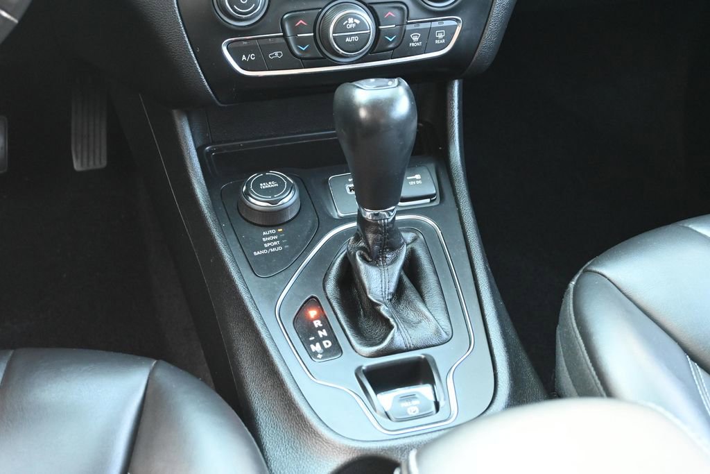 Used 2019 Jeep Cherokee Latitude Plus w/ Comfort/Convenience Group AWD/4WD image 29