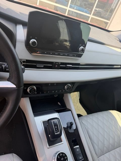 Used 2024 Mitsubishi Outlander SEL AWD/4WD image 2