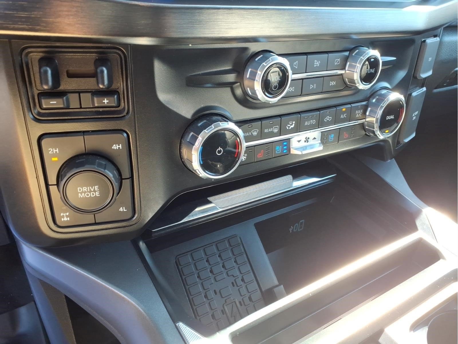Certified 2024 Ford F250 Lariat w/ Chrome Package AWD/4WD image 25