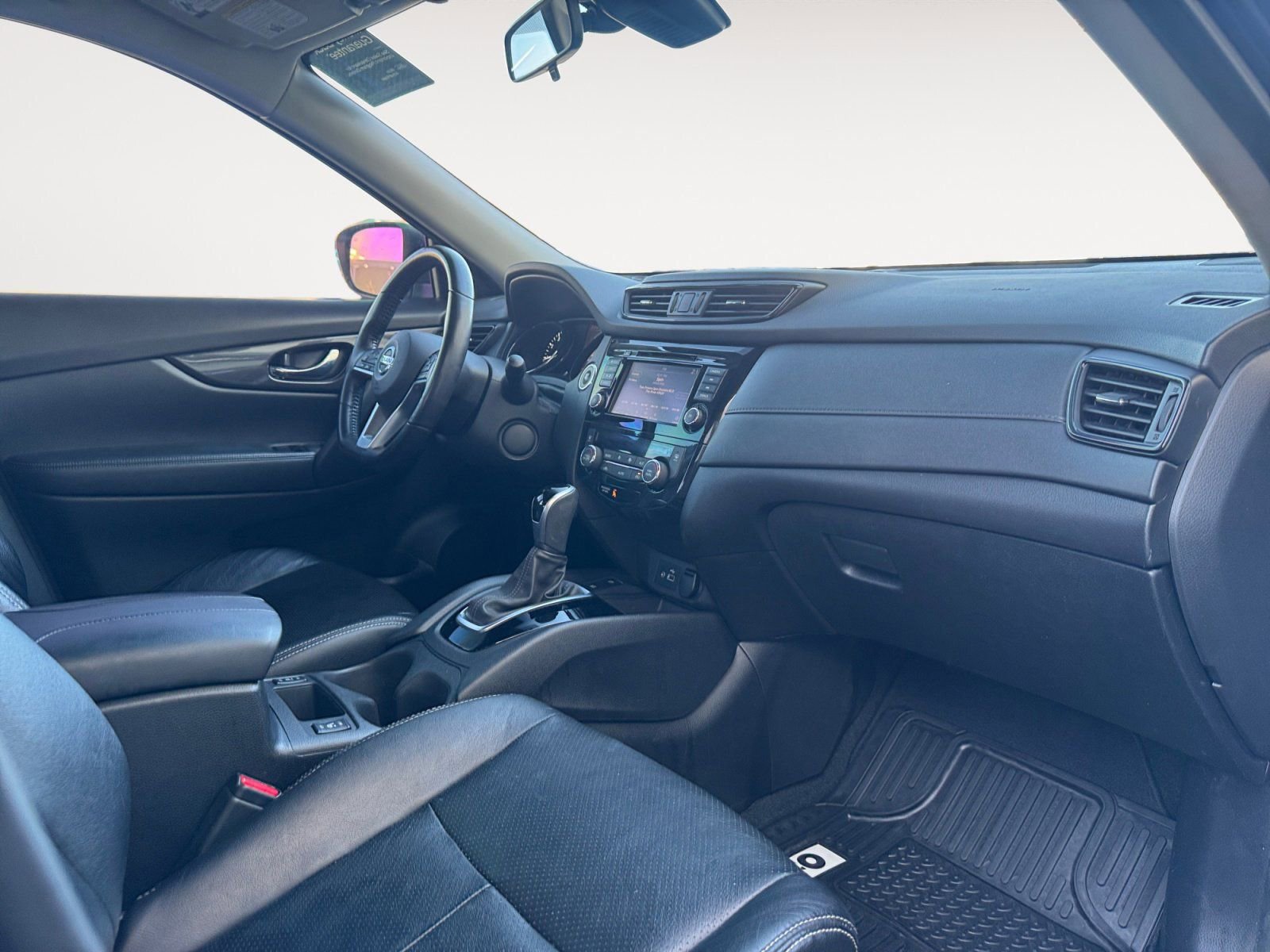 Used 2019 Nissan Rogue SV w/ Premium Package image 15