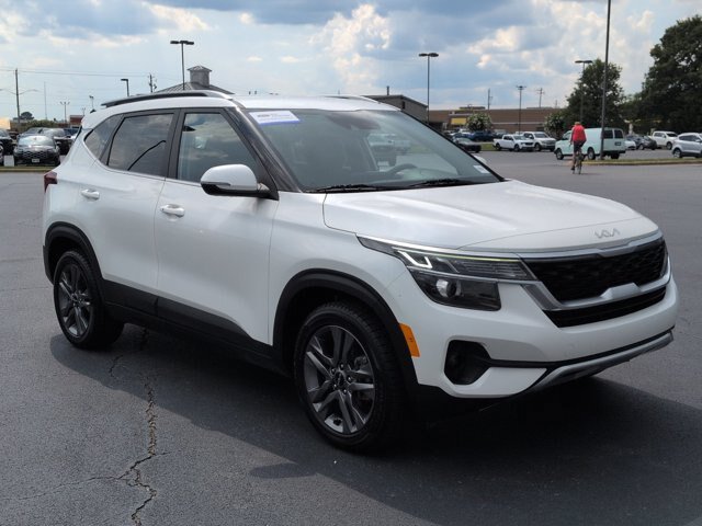 Used 2023 Kia Seltos S w/ Navigation Package FWD image 2