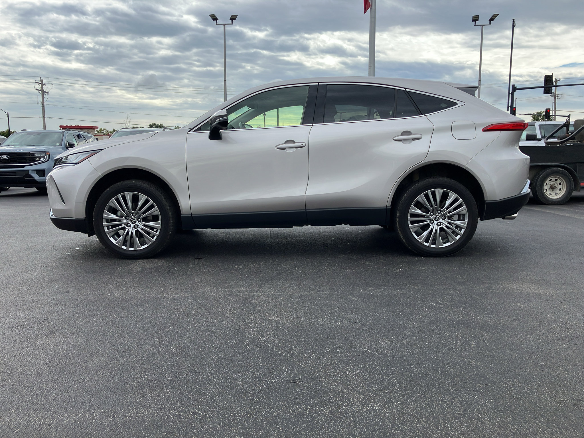 Used 2022 Toyota Venza Limited w/ Advanced Technology Package AWD/4WD image 3