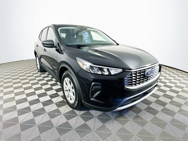 Certified 2025 Ford Escape Active w/ Cold Weather Package FWD image 4