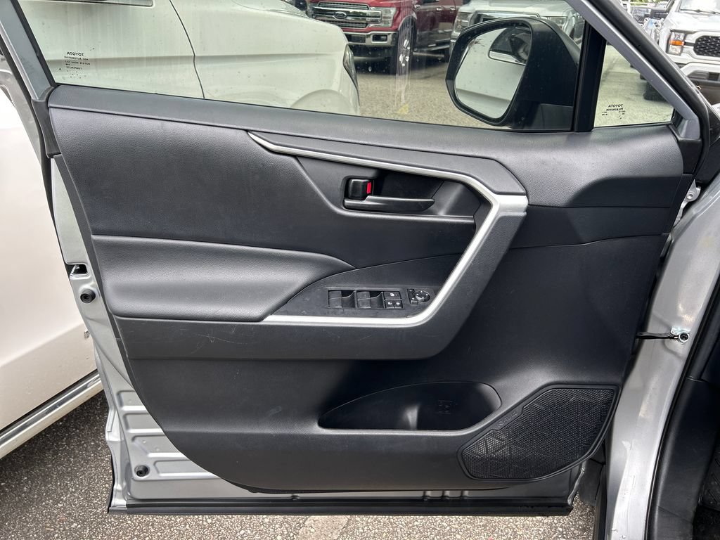 Used 2020 Toyota RAV4 LE FWD image 9