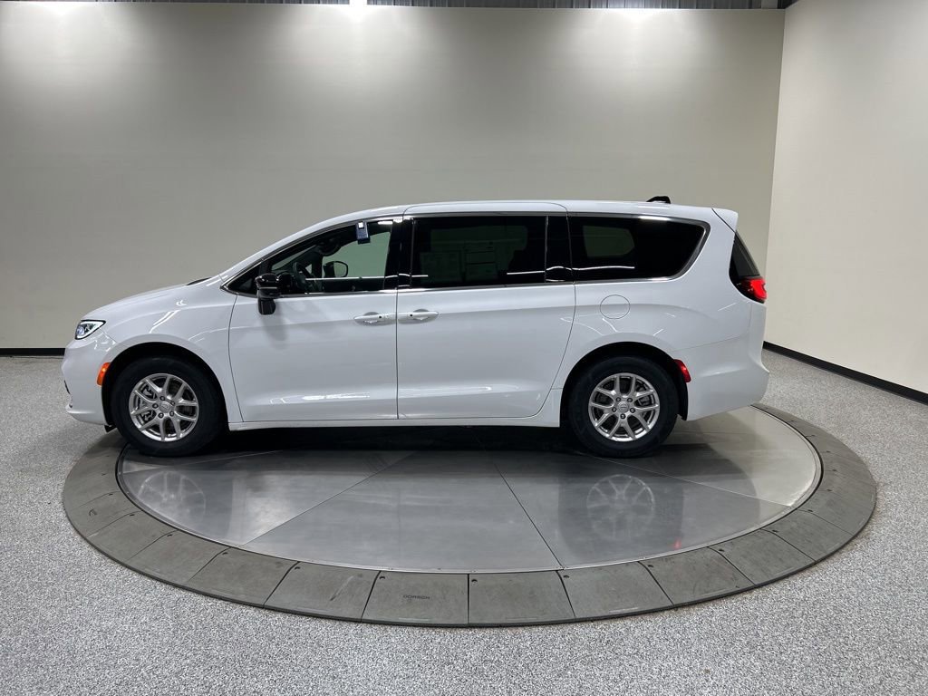 Used 2025 Chrysler Pacifica Select image 2