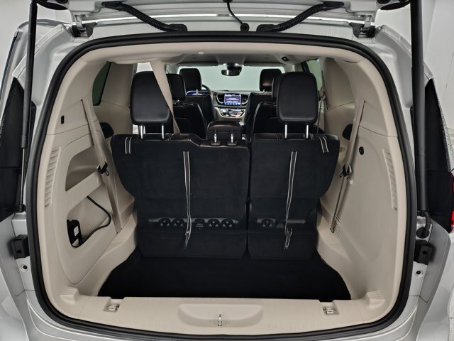 Used 2024 Chrysler Pacifica Touring-L FWD image 16