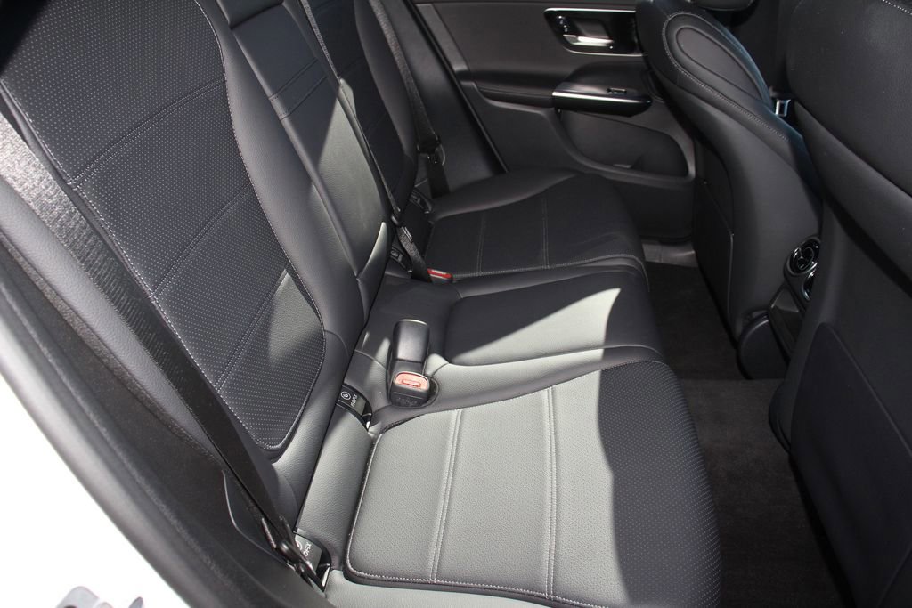 Used 2025 Mercedes-Benz GLC 300 4MATIC image 26