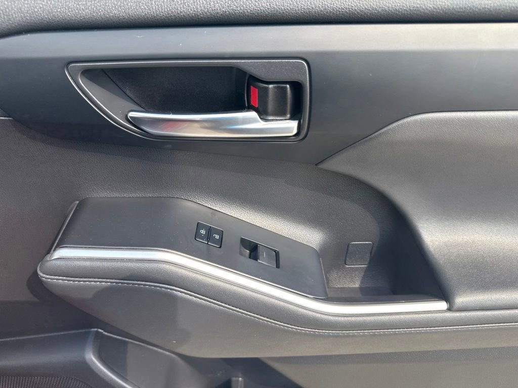 Used 2022 Toyota Highlander XLE FWD image 30