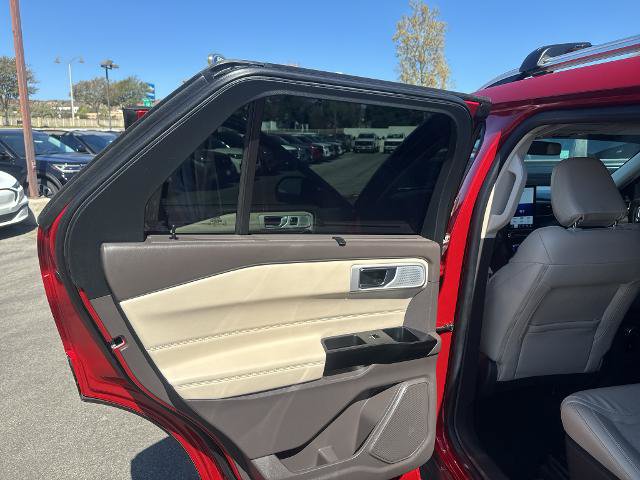 Certified 2022 Ford Explorer Platinum w/ Technology Package AWD/4WD image 18