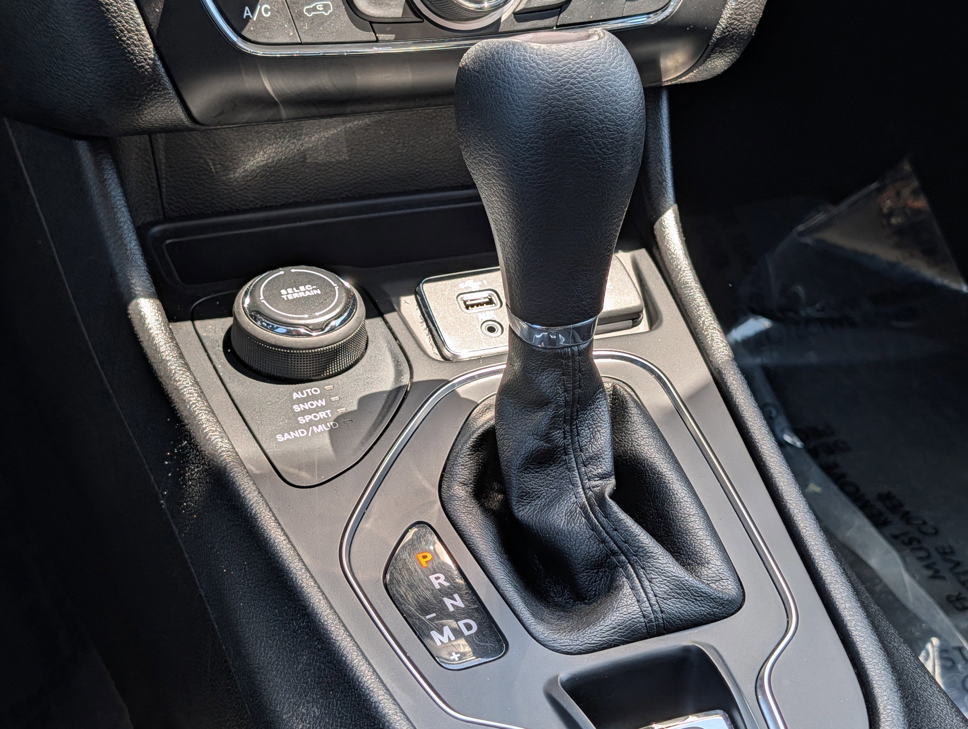 Used 2020 Jeep Cherokee Latitude w/ Cold Weather Group AWD/4WD image 31