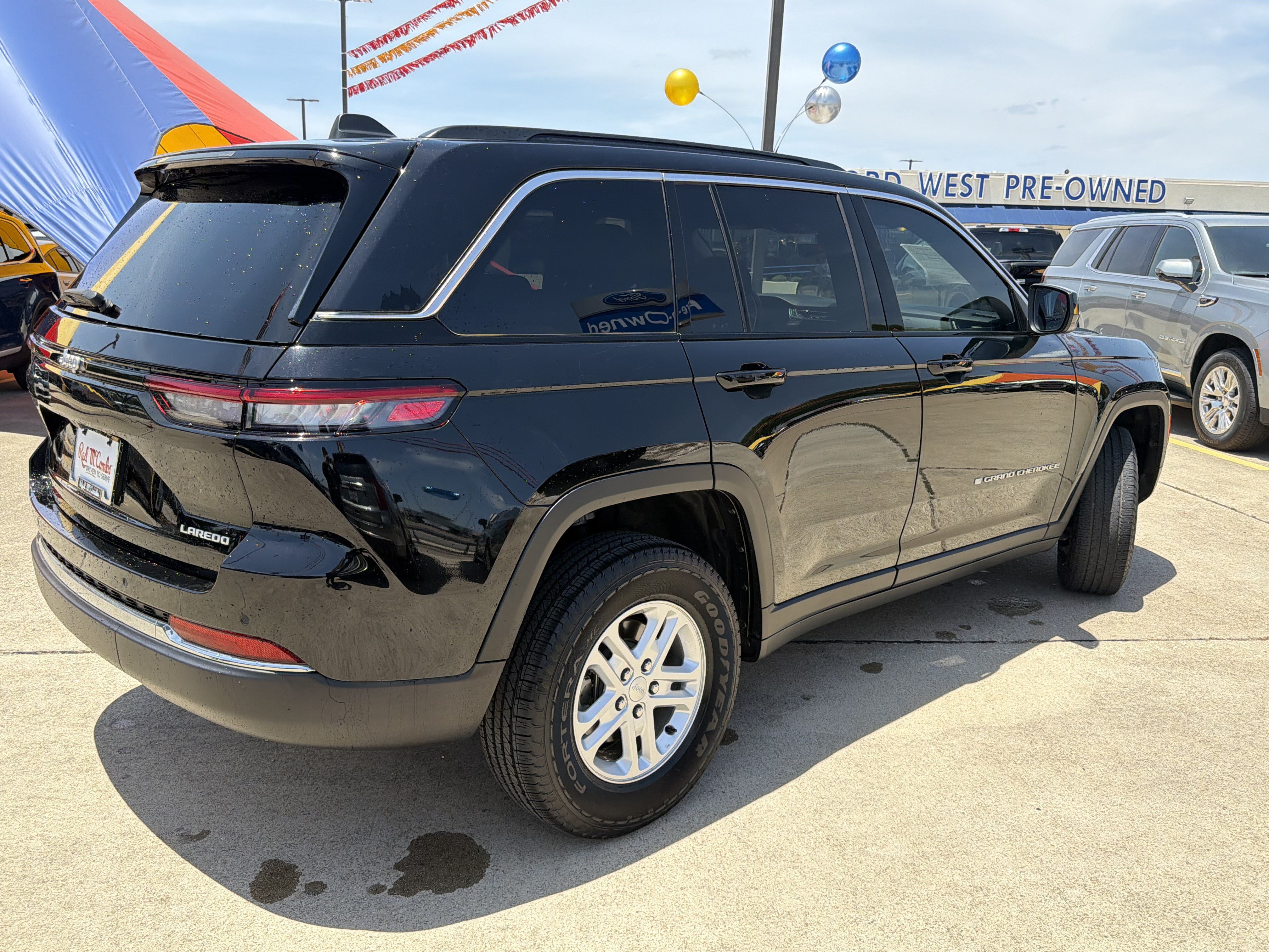 Used 2025 Jeep Grand Cherokee Laredo RWD image 6