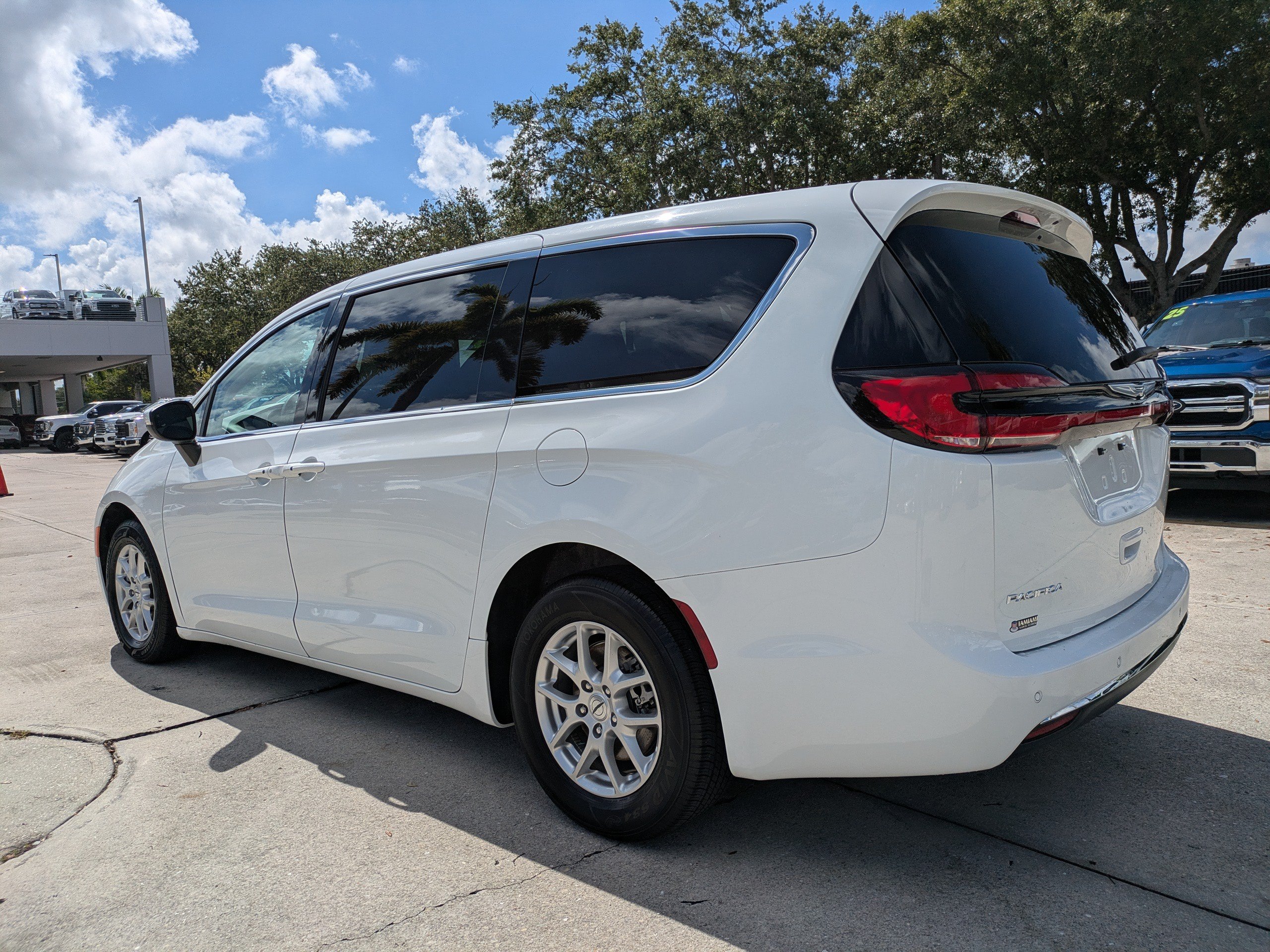 Used 2023 Chrysler Pacifica Touring-L FWD image 6