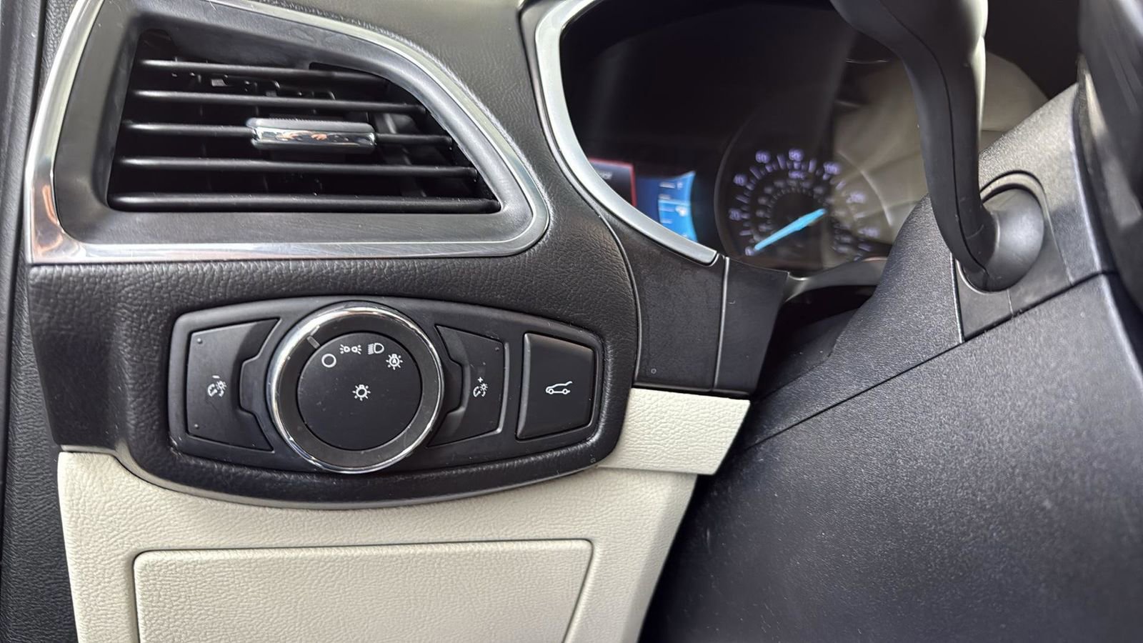 Certified 2018 Ford Edge Titanium w/ Technology Package image 18