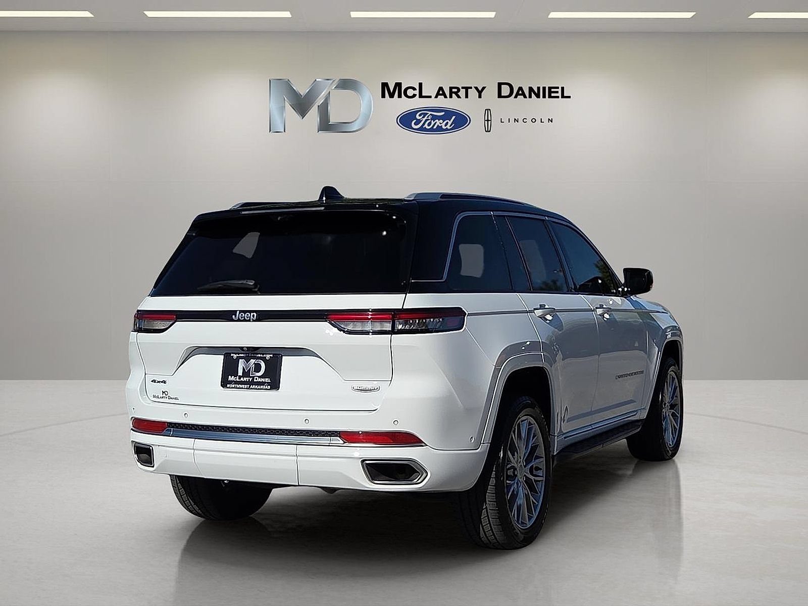 Used 2023 Jeep Grand Cherokee Summit w/ Adv Protech Group IV AWD/4WD image 5