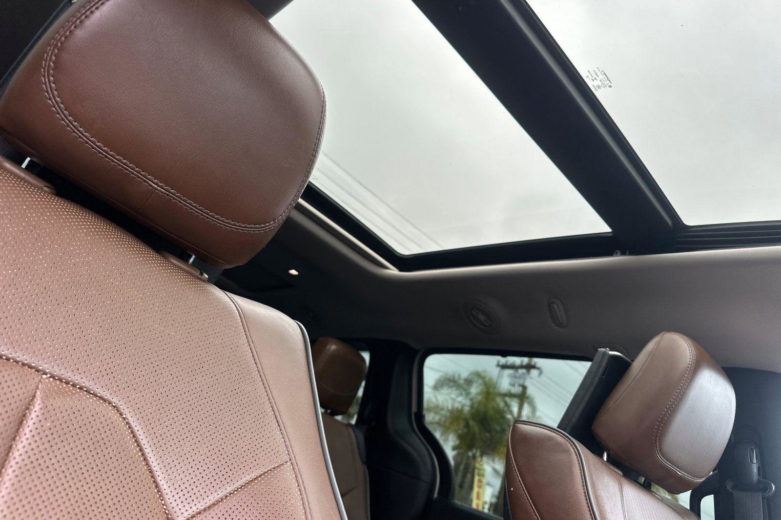 Used 2017 Chrysler Pacifica Limited image 14