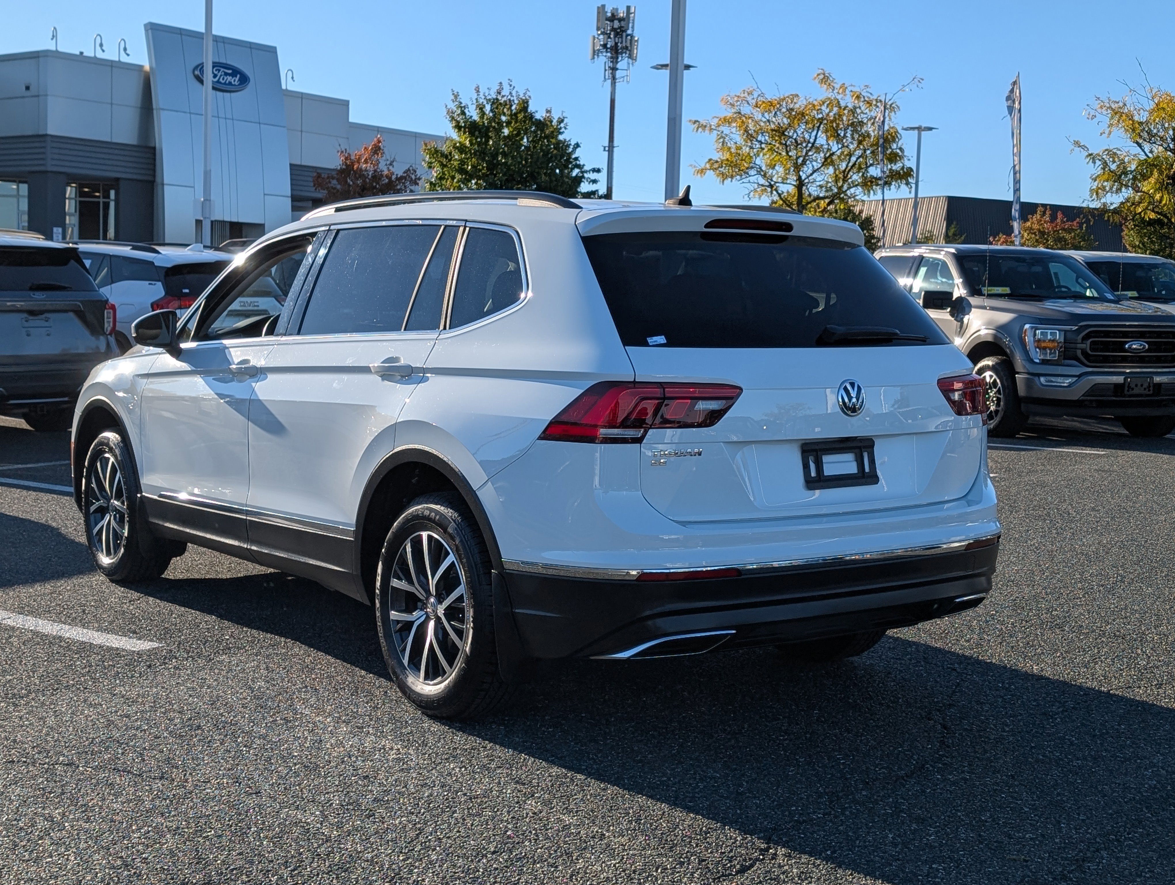 Used 2020 Volkswagen Tiguan SE image 3