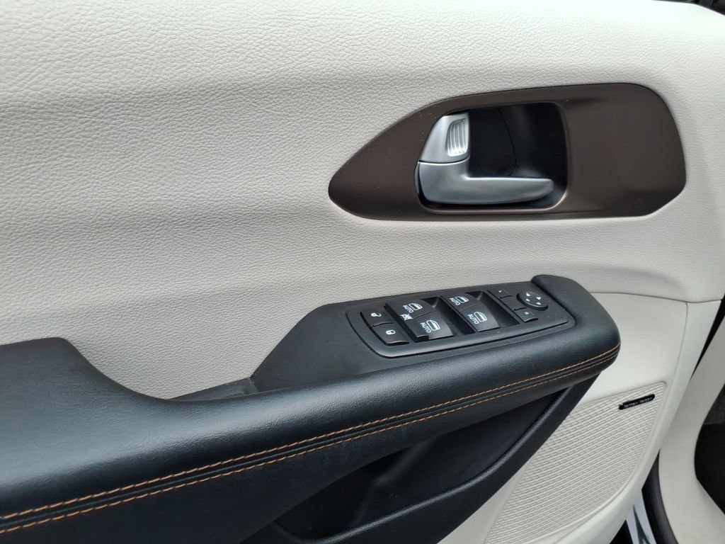Used 2017 Chrysler Pacifica Touring-L Plus FWD image 15