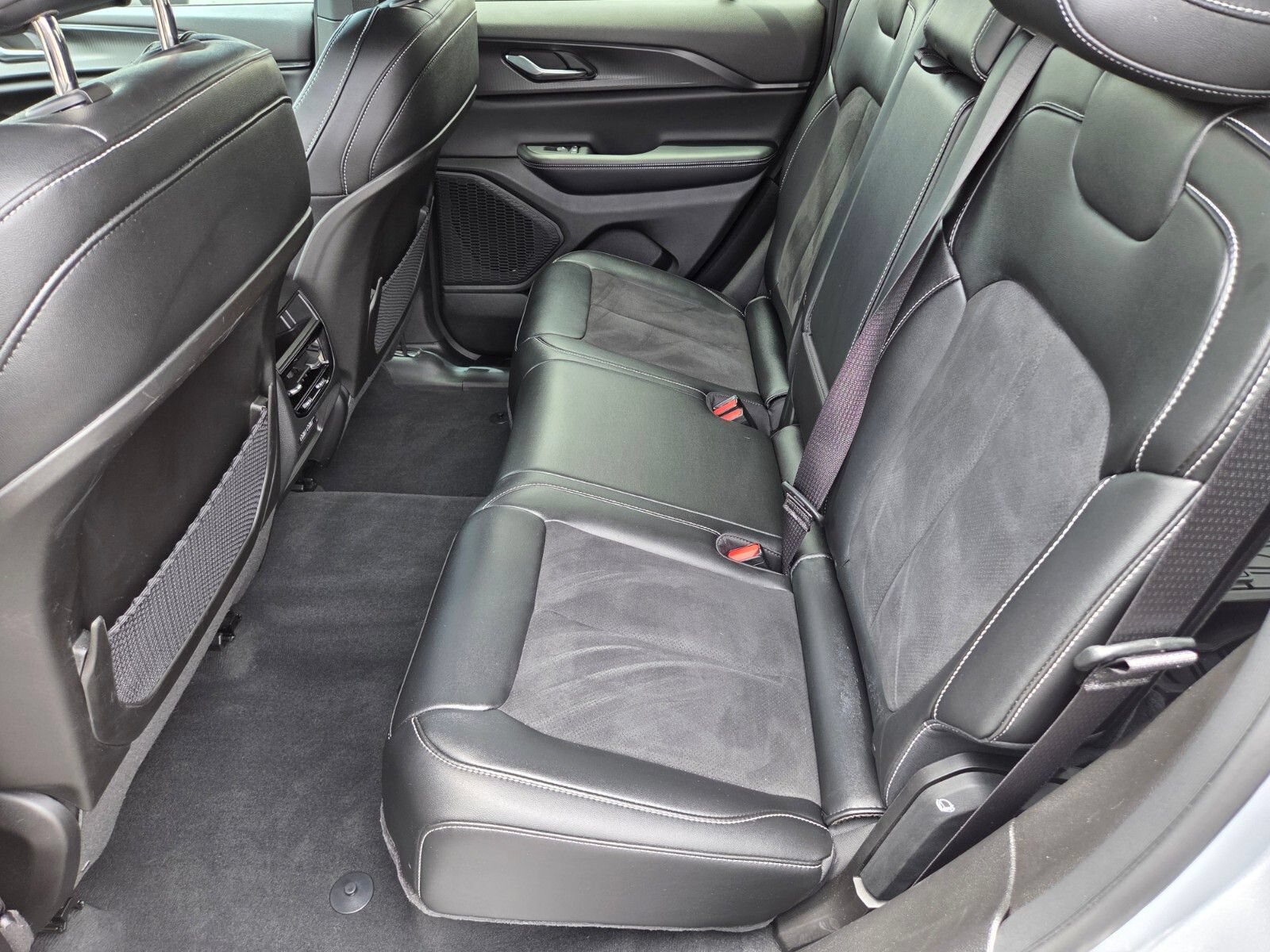 Used 2024 Jeep Grand Cherokee Altitude AWD/4WD image 12