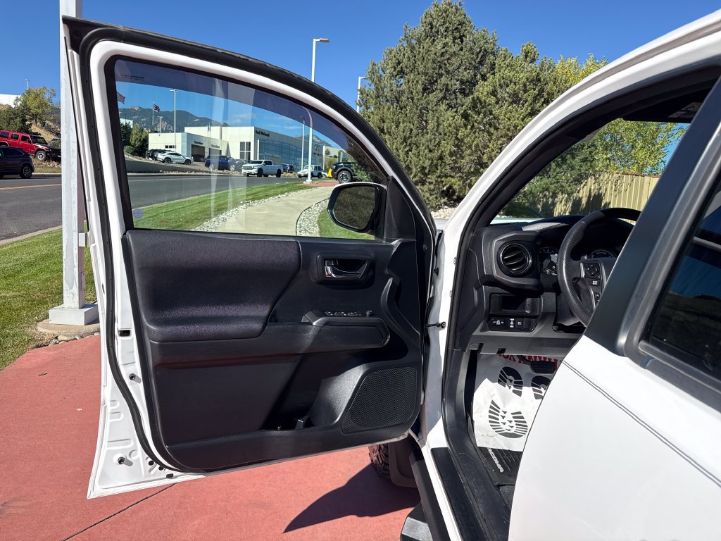 Used 2019 Toyota Tacoma TRD Off-Road AWD/4WD image 10