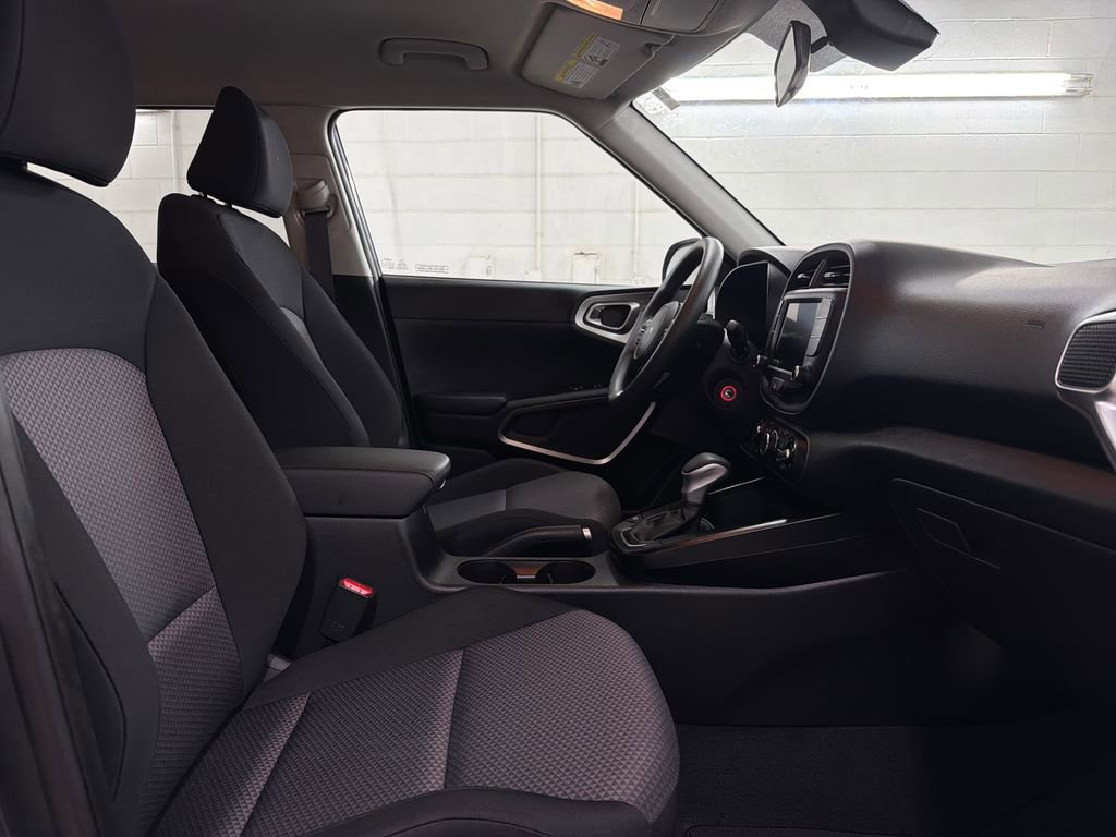 Used 2025 Kia Soul LX w/ LX Technology Package FWD image 27