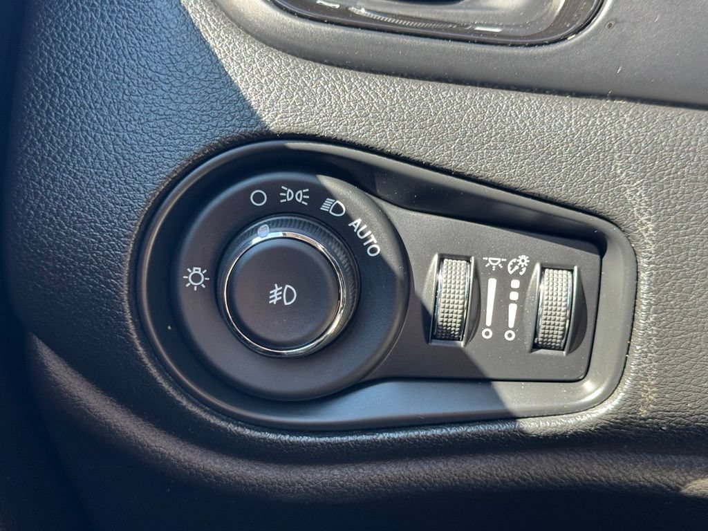 Used 2018 Jeep Renegade Altitude AWD/4WD image 29