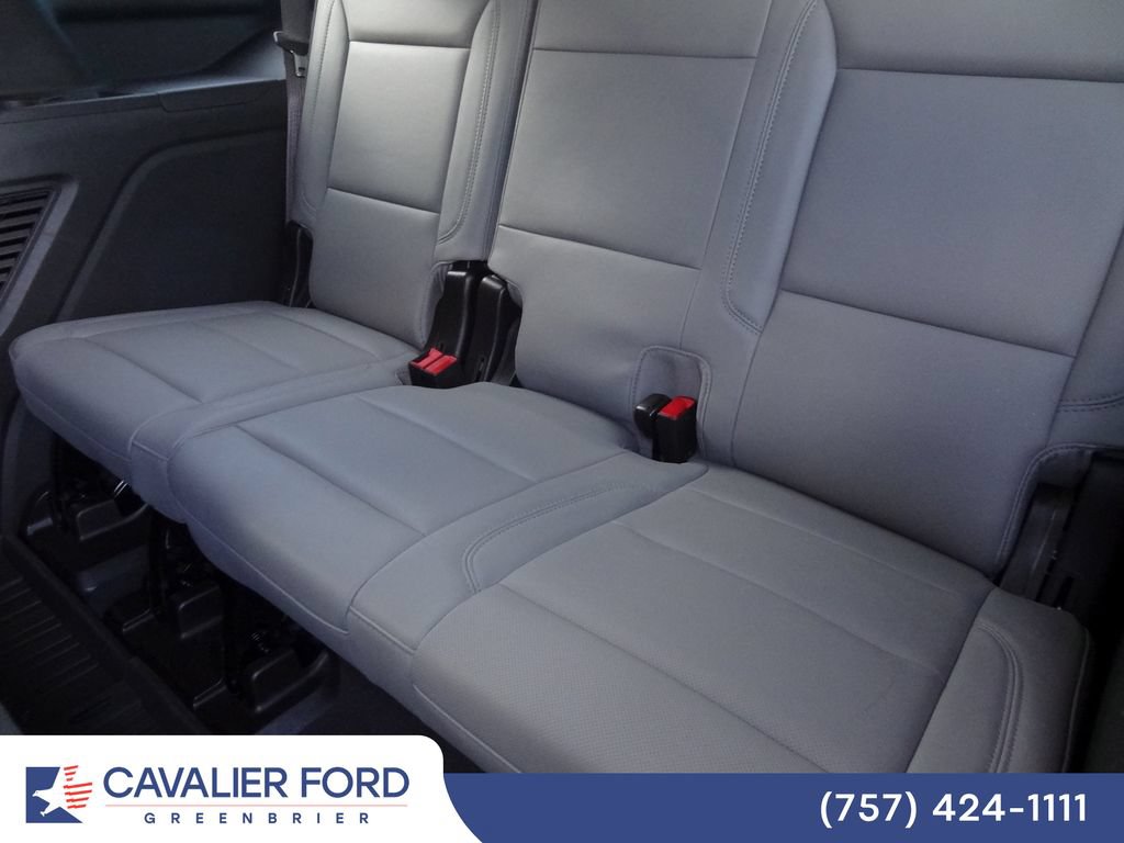 Used 2023 GMC Yukon SLT w/ SLT Luxury Package RWD image 9