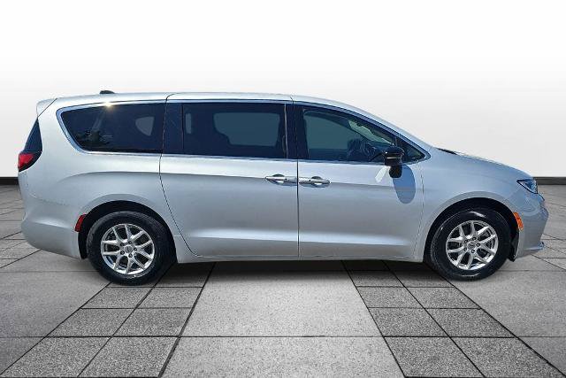 Used 2024 Chrysler Pacifica Touring-L FWD image 4