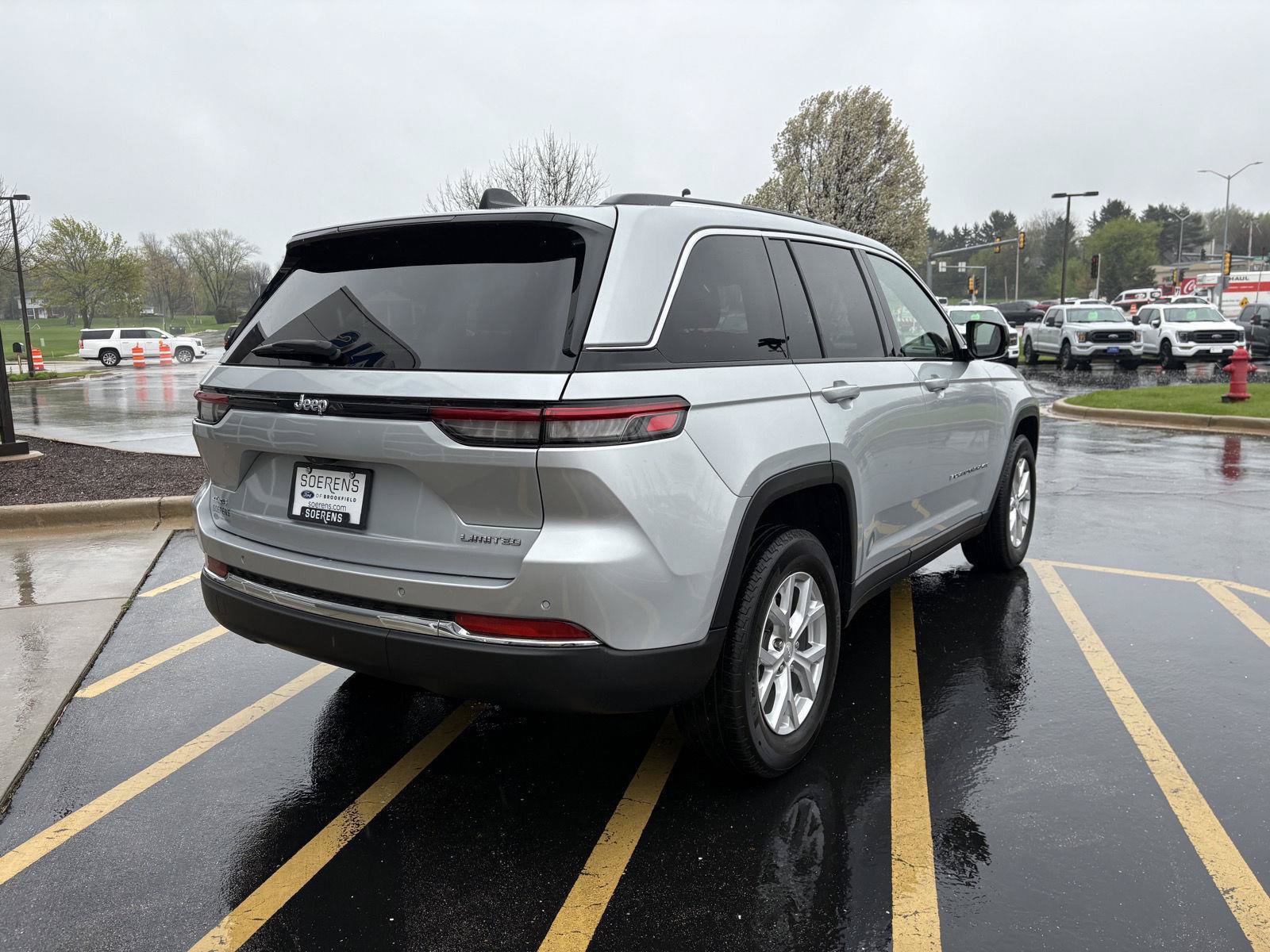 Used 2023 Jeep Grand Cherokee Limited w/ Trailer Tow Prep Group (B) AWD/4WD image 6