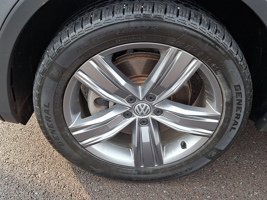 Used 2020 Volkswagen Tiguan SEL AWD/4WD image 28