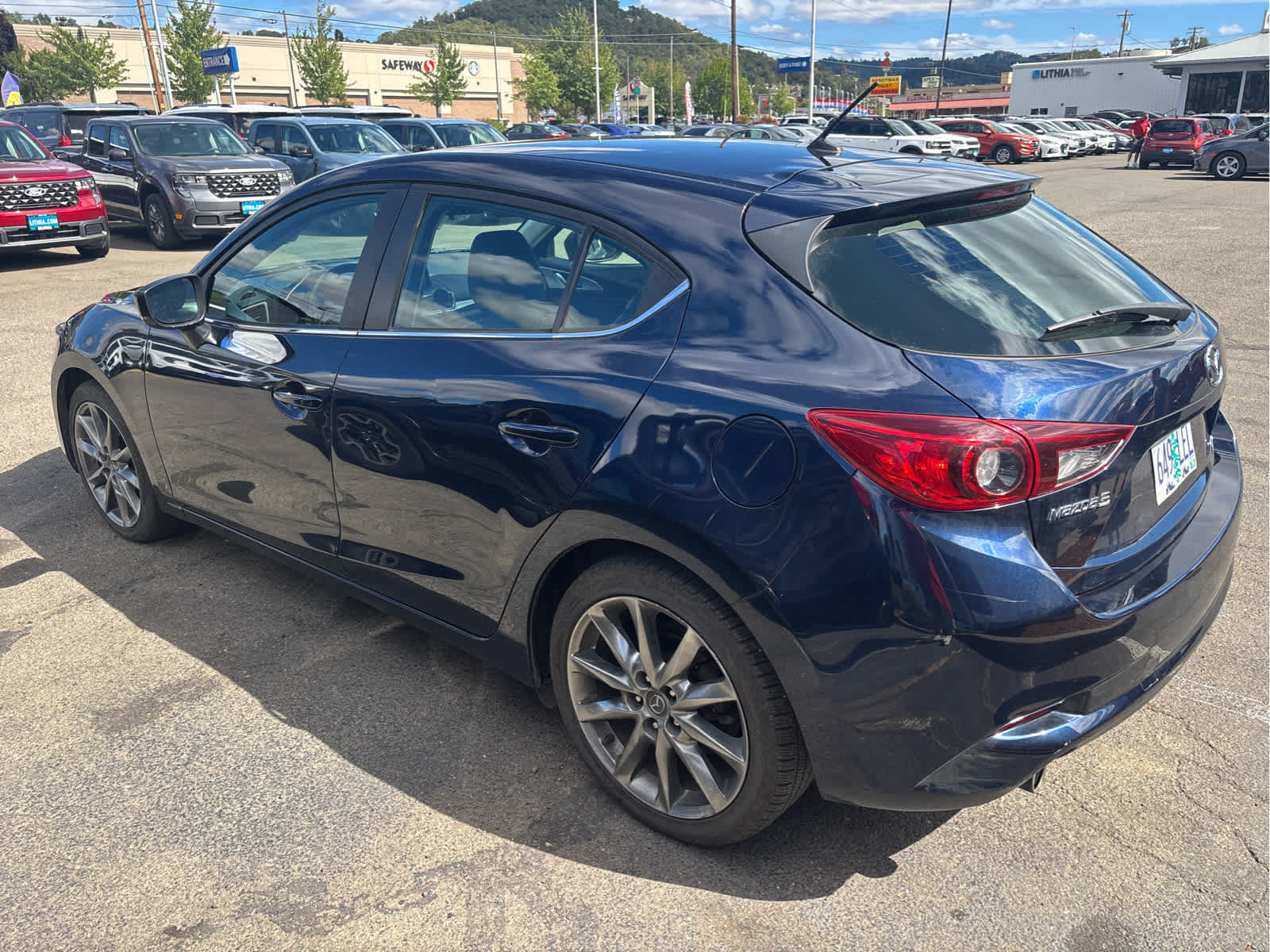 Used 2018 MAZDA MAZDA3 Touring FWD image 2