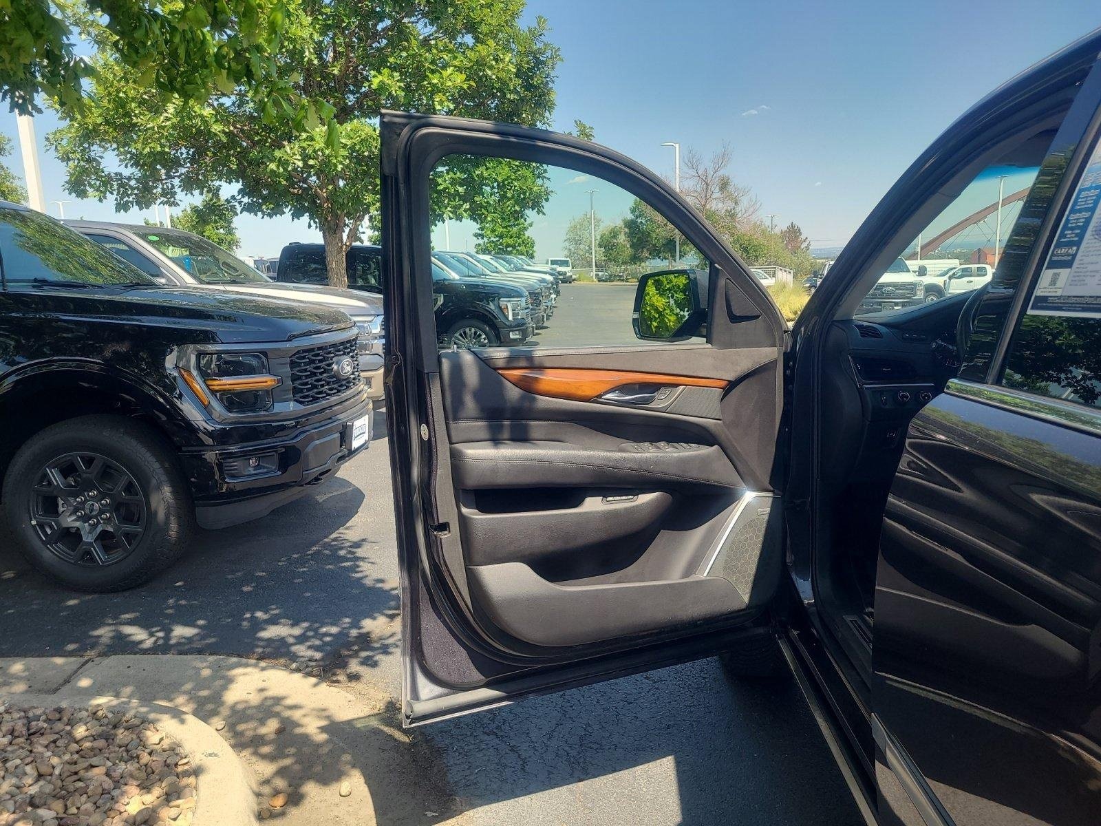 Used 2017 Cadillac Escalade Premium Luxury AWD/4WD image 13