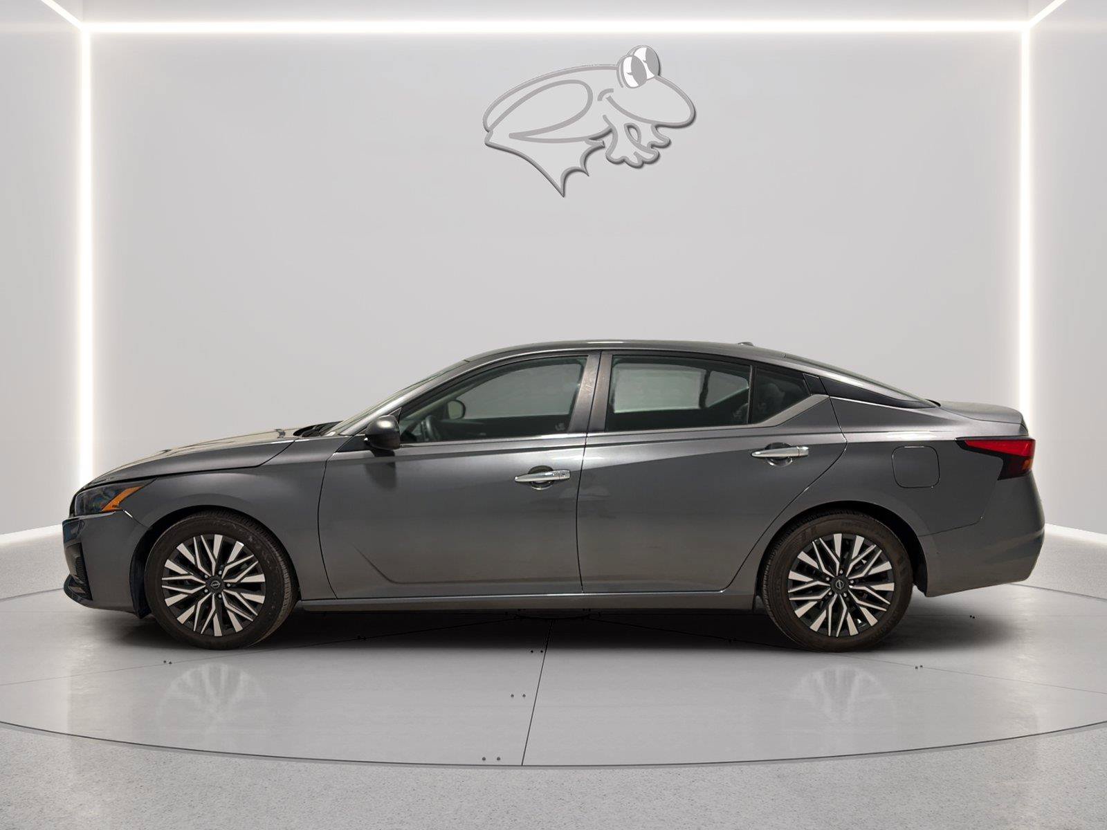 Used 2024 Nissan Altima 2.5 SV FWD image 2